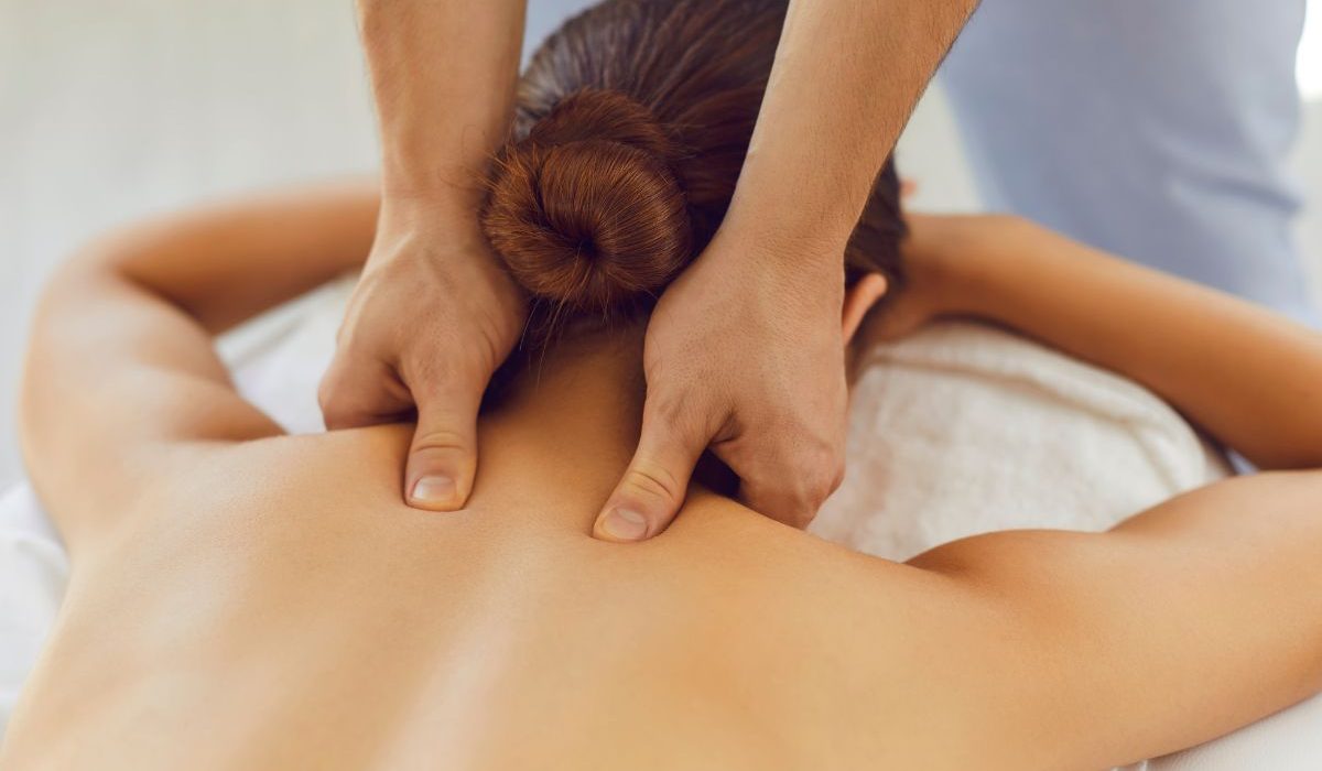 spa massage trị liệu cổ vai gáy