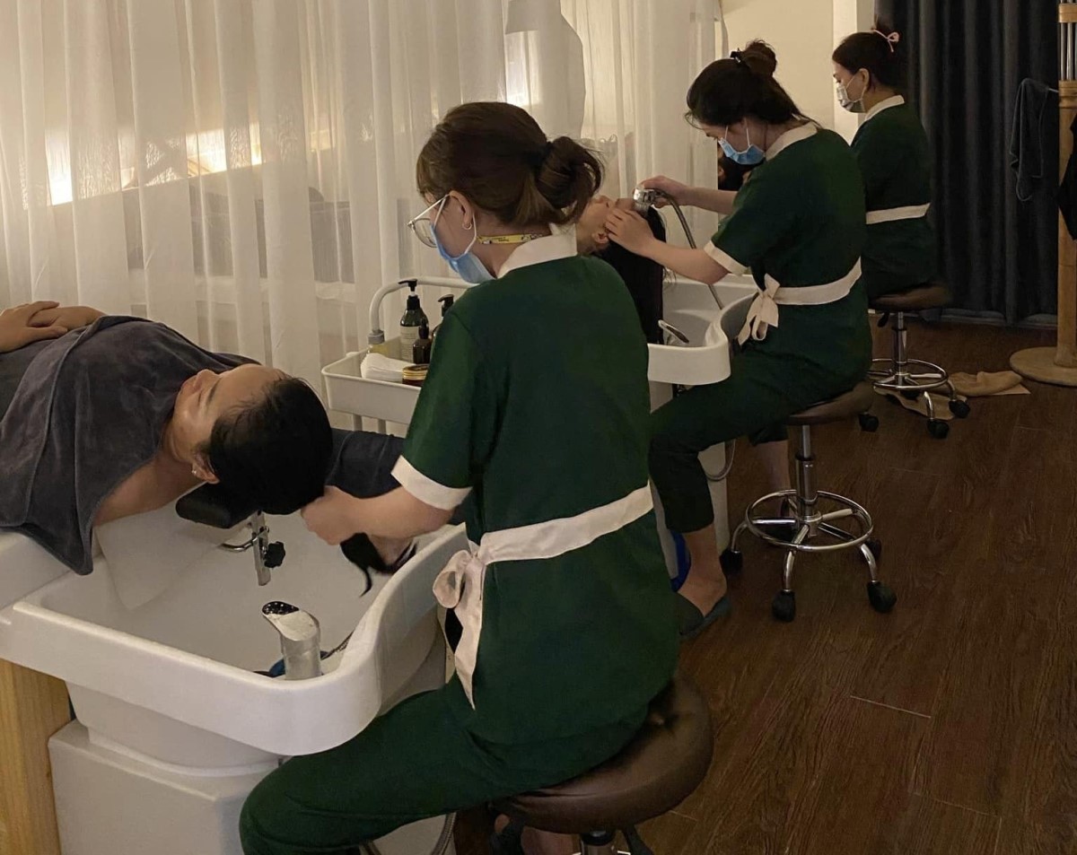 Nhân viên gội đầu có thủ pháp chuyên nghiệp