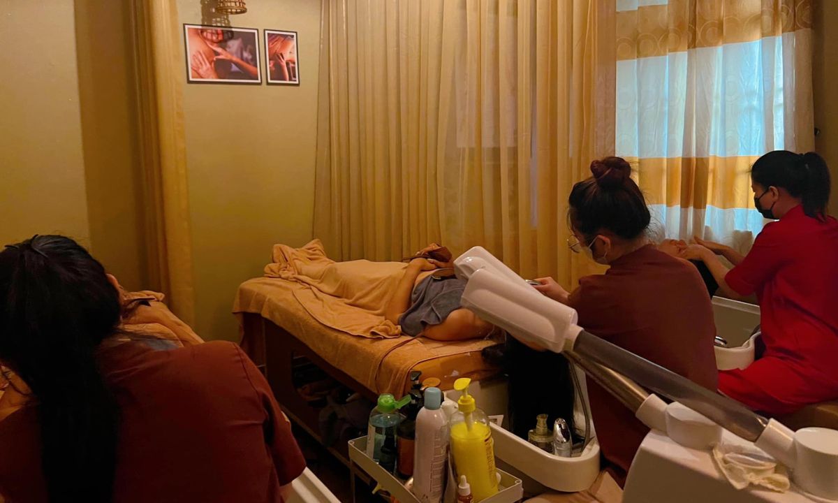 Nhân viên gội đầu chuyên nghiệp, tận tình