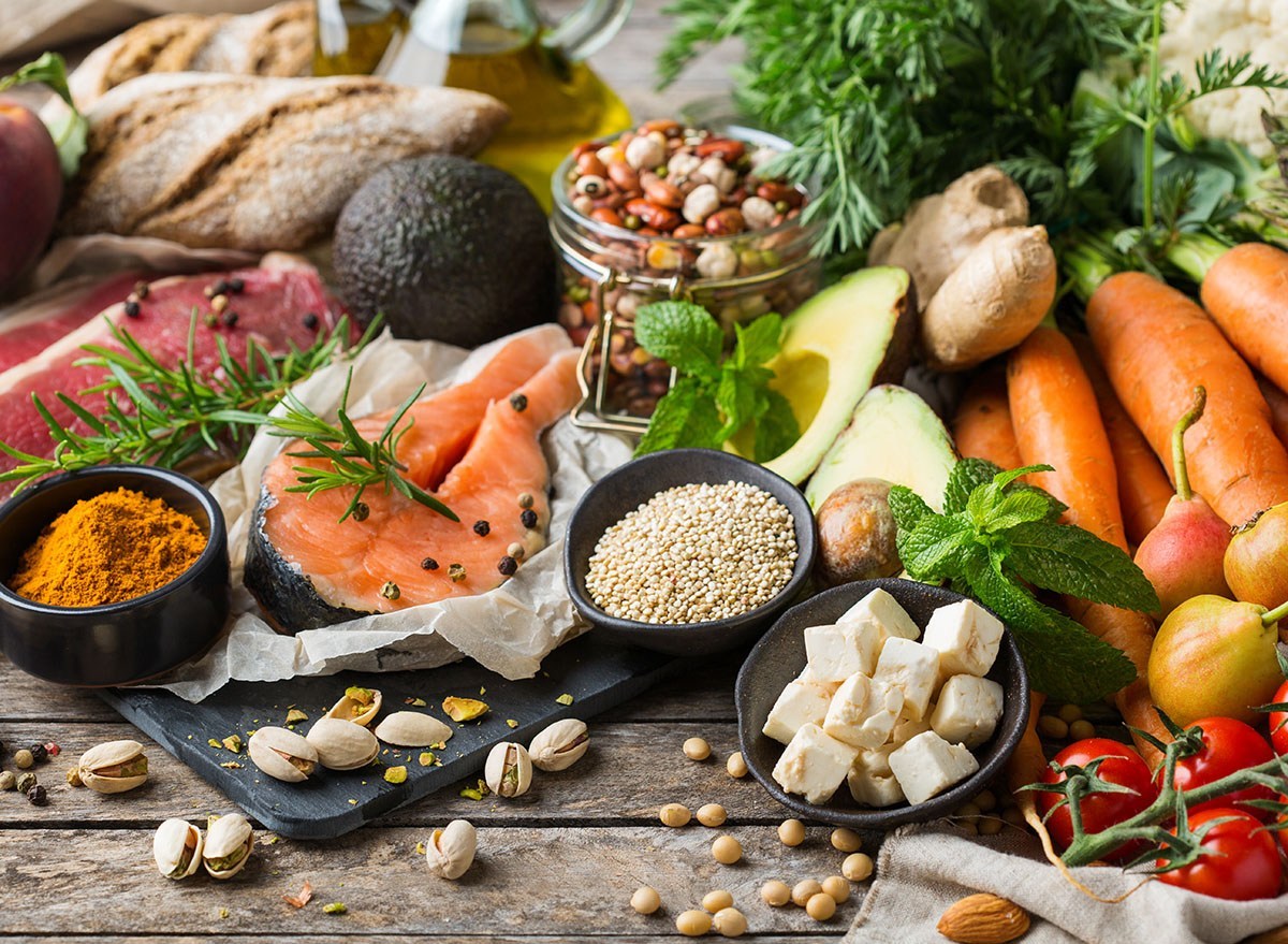 Chế độ ăn uống cũng ảnh hưởng đến làn da